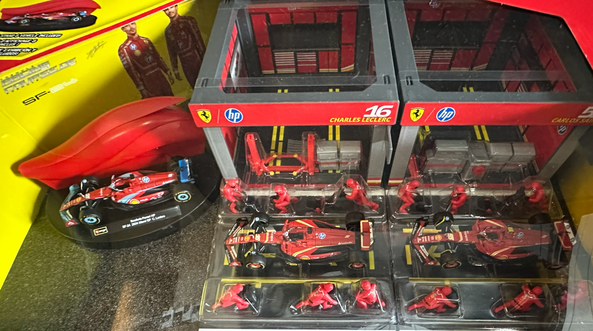 Bburago 1:43 Ferrari Formula Racing Paddock product photo 3