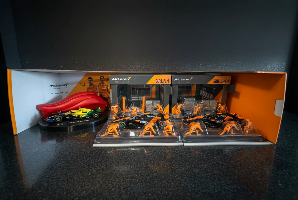 Bburago 1:43 McLaren Formula Racing Paddock Set product photo 3