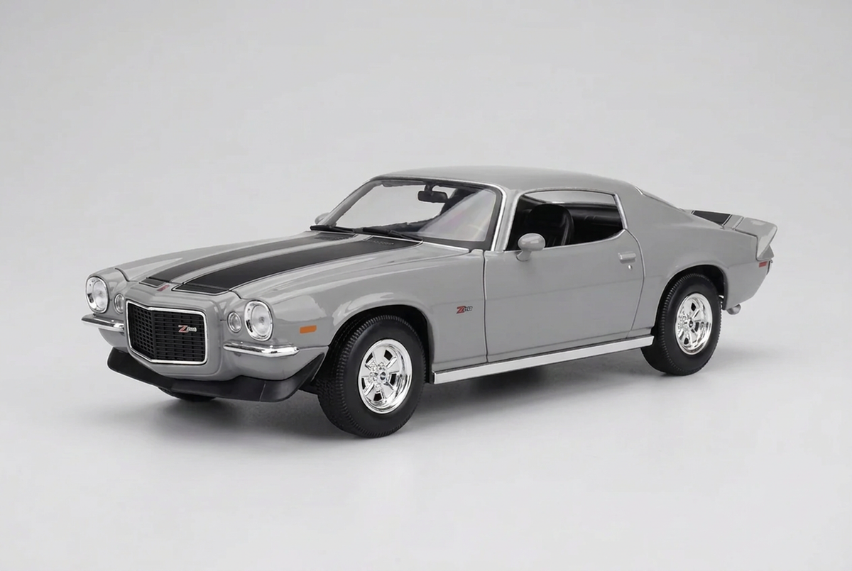 Grey Maisto 1971 Chevrolet Camaro Z28 1:18 die-cast model car with black hood stripes and chrome wheels