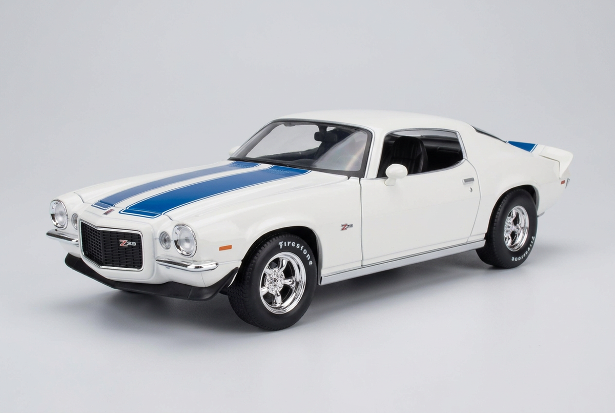 White Maisto 1971 Chevrolet Camaro Z28 1:18 die-cast model car with blue racing stripes and chrome wheels