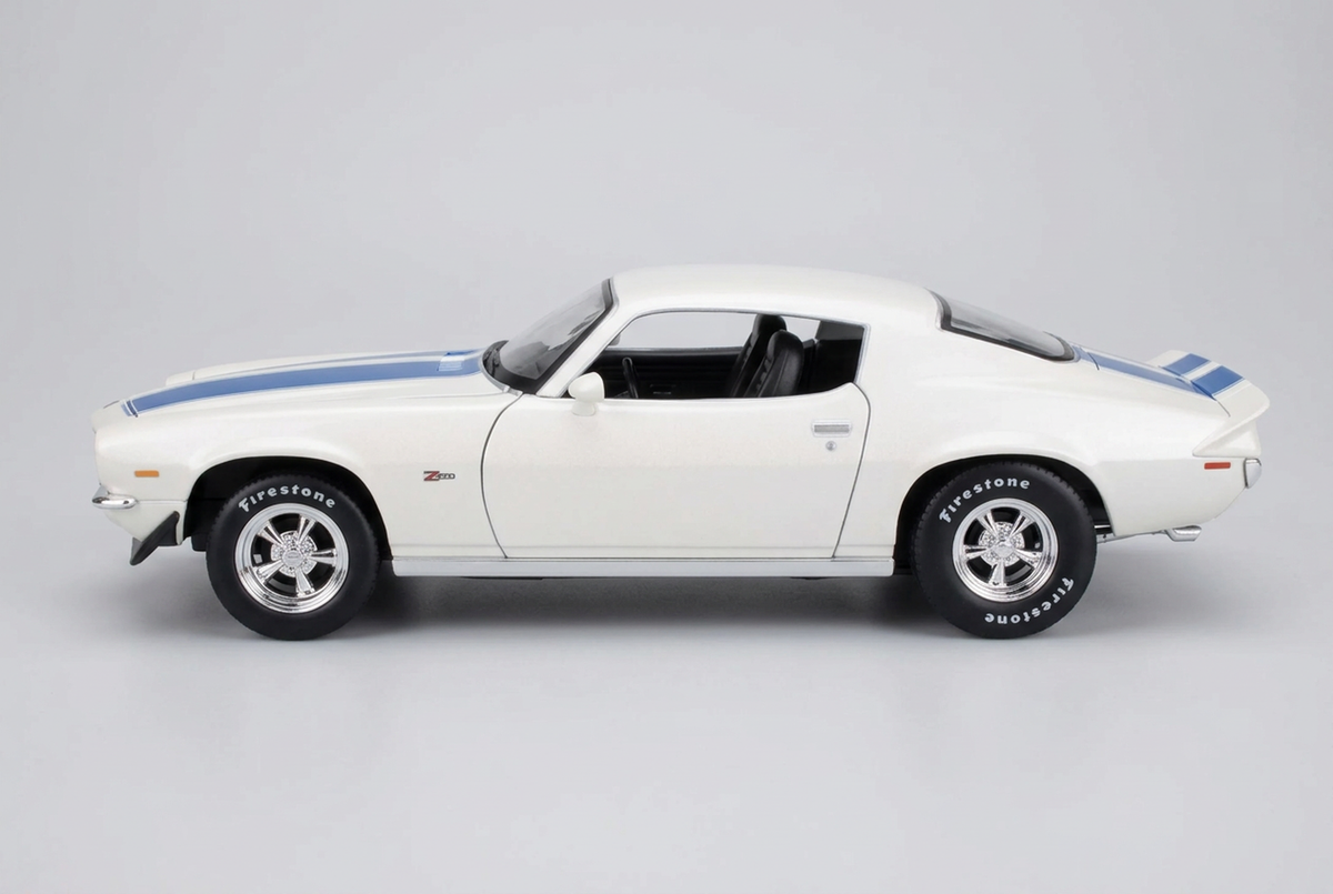 Side profile of the white Maisto 1971 Chevrolet Camaro Z28 1:18 model with blue stripes
