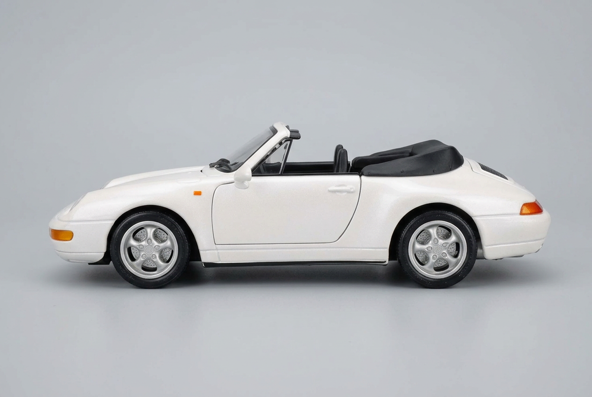 Side profile of the pearl white Maisto Porsche 911 Cabriolet 1:18 model with the soft top folded