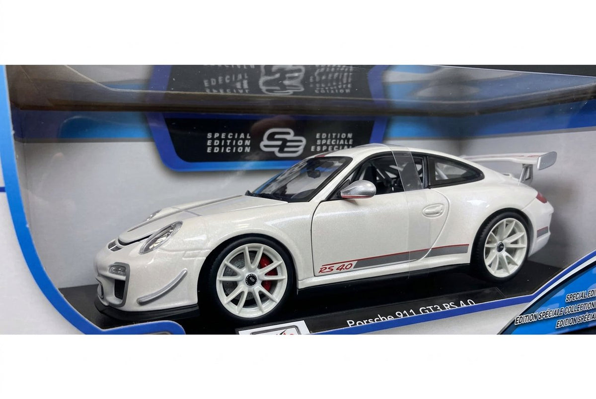 Front angle of the white Porsche 911 GT3 RS 4.0 1:18 model with red brake calipers