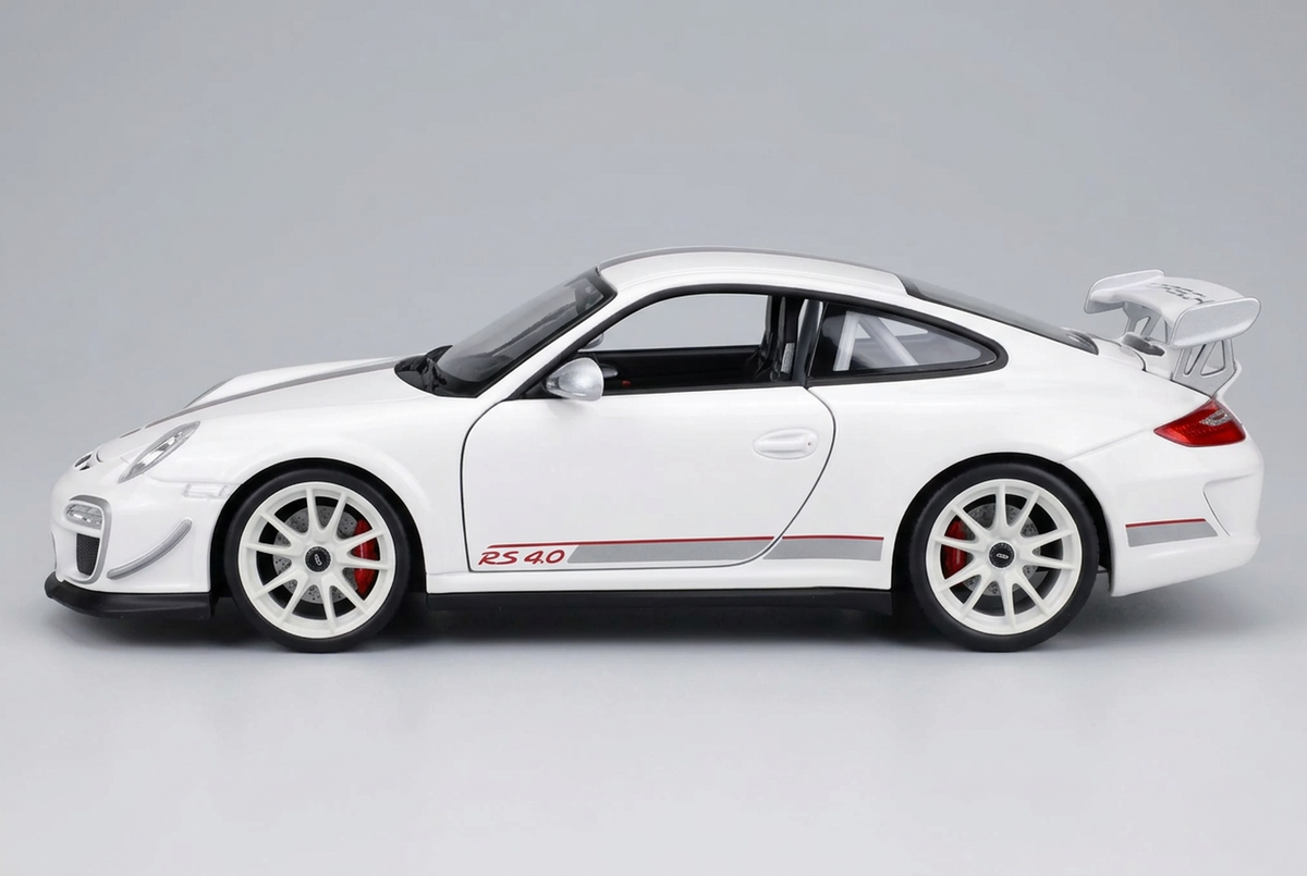 Side profile of the white Maisto Porsche 911 GT3 RS 4.0 1:18 die-cast model car